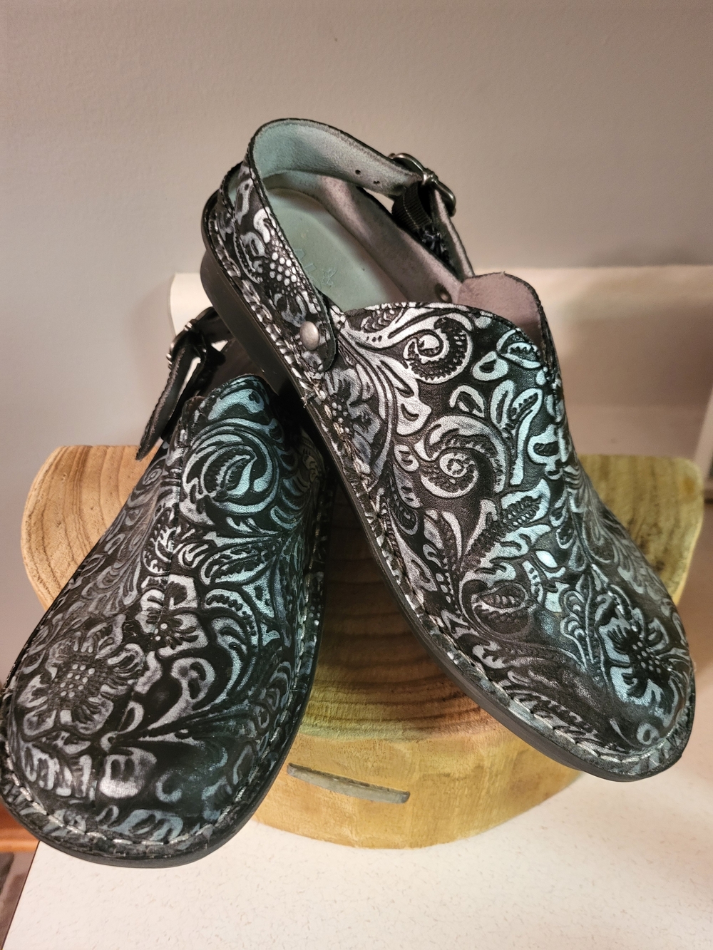 Alegria Leather Adjustable Backstrap Clog-Myrtle. Women's Size 38